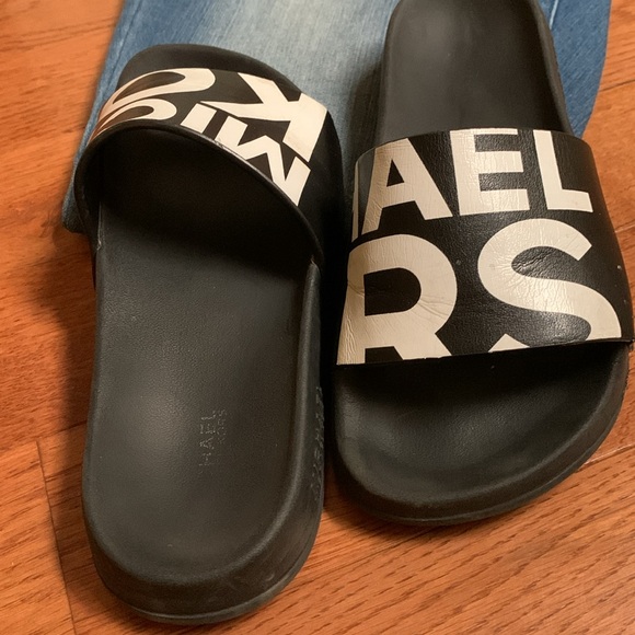 Michael Kors slide sandals cute for the summer🏝️☀️ size 6 - Picture 4 of 5